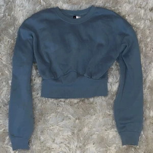 Croppad topp  - Liten i storleken och passar mig som vanligtvis har stl s, figursydd, jätte lent material på insidan 🤗 den är sparsamt änvänd