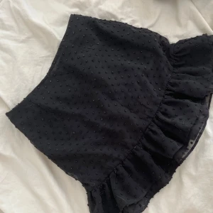 Svart tajt kjol med volang - Superfin kjol med lite brodering över hela, vet ej märke men stl är Xs💕det är dragkedja vid kanten!