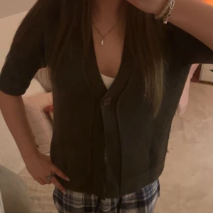 Grön kofta med korta ärmar💓 - jättesöt trekvarts ärmad grön kofta med en knapp🍵