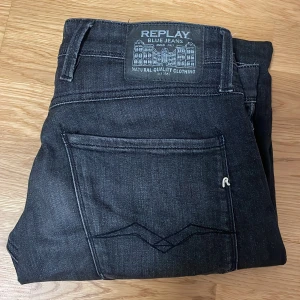 Replay jeans  - Svarta replay jeans i modellen anbass slim fit 31. Waist 31 och length 32. Snygga jeans som sitter riktigt skönt! Priset är inte hugget i sten och kan diskuteras!