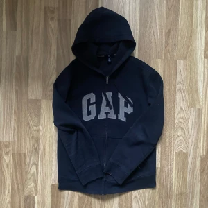 Mörkblå hoodie från GAP - Mörkblå hoodie från GAP i nyskick, skriv vid minsta fundering!