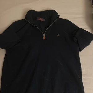 Morris Zip. - Tja! Säljer nu en Morris halvzip eftersom den inte har kommit till användning knappt använd använd fåtal gånger köpt från johnells för 1799 hör av er priset ej i hugget.