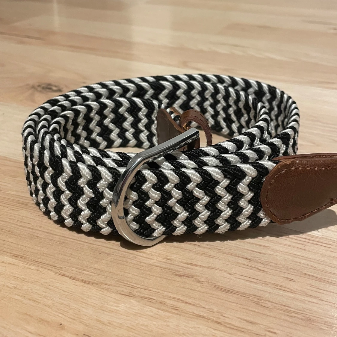 Svartvitt flätat bälte 