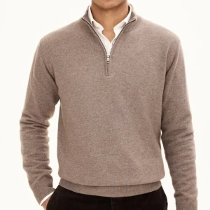 Beige tröja med dragkedja - Snygg beige tröja med dragkedja och ribbade muddar. Perfekt för en stilren look. Passar bra till både jeans och chinos.