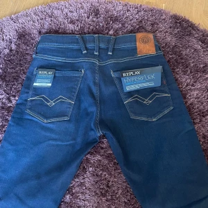 Nästan nya Replay Anbass  - Tja, säljer mina riktigt feta Replay jeans i modellen ”Anbass”. De är i storlek 29/32, och de är nästan helt nya, inga defekter och är i hyperflex, som gör jeansen otroligt sköna att ha på sig. Alla tags är lösa och endast tagsen på första bilden medkommer! Hör av er vid frågor eller funderingar!
