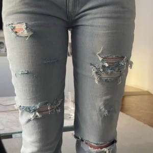Ljusa slitna jeans - Har inga mått eller fler bilder, jag är 170 och dom är perfekta i längden på mig