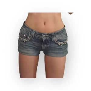 Miss Me shorts  - I am selling these Miss Me shorts in a size 26 which fits an S. Write to me for measurements or other details💞