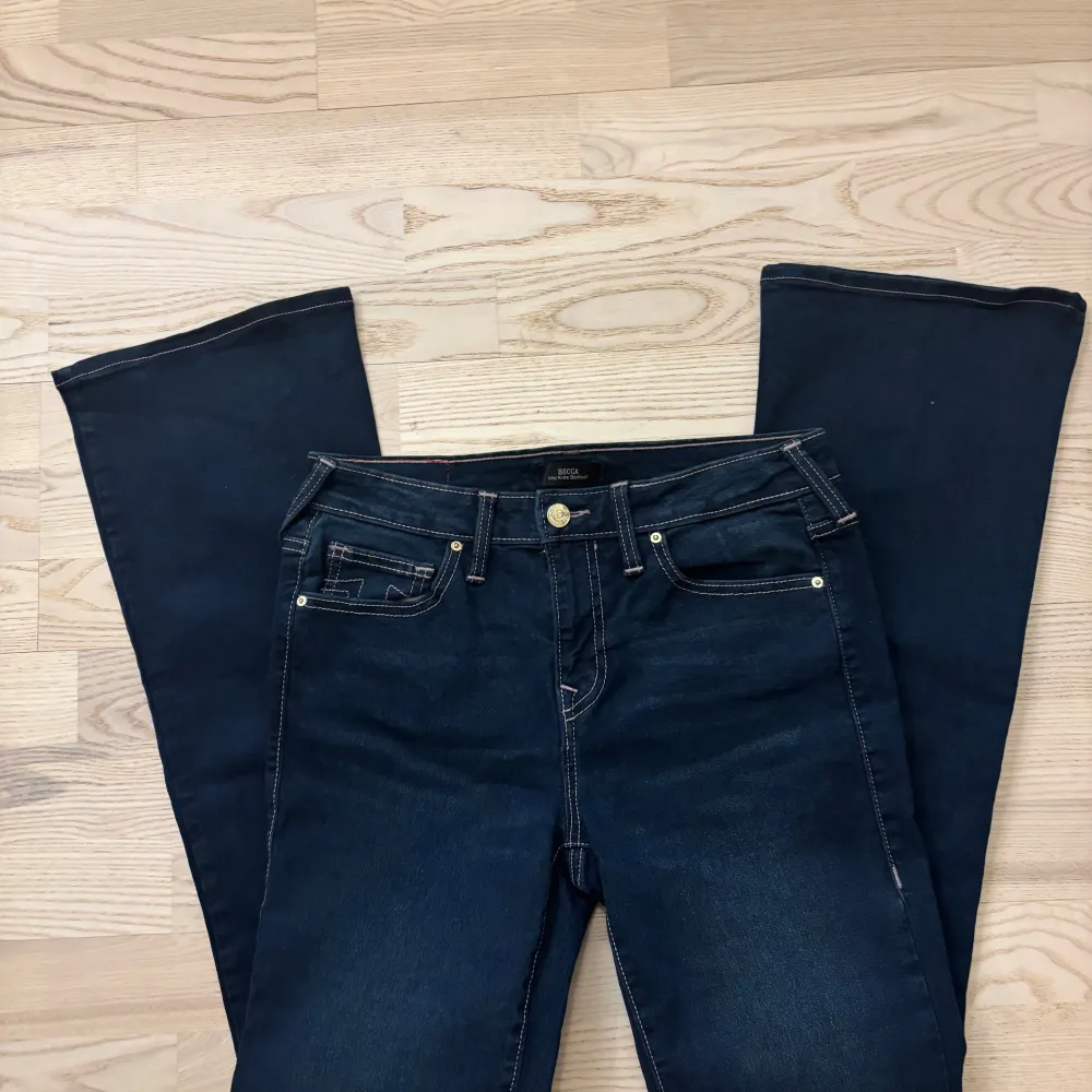 Snygga mörkblå bootcut jeans från True Religion med nitar på bakfickorna. Endast provade. Nya utan tag. . Farkut & Housut.