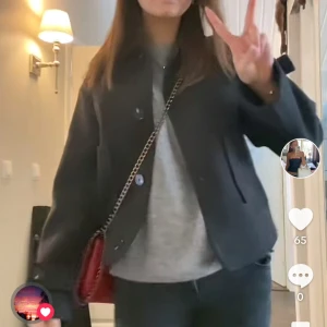 Grå kappa från 157 - Säljer en grå kappa från 157. Super superfin men kommer inte till användning länge för har köpt ny jacka. Jättebra skick!! Skriv vid funderingar!