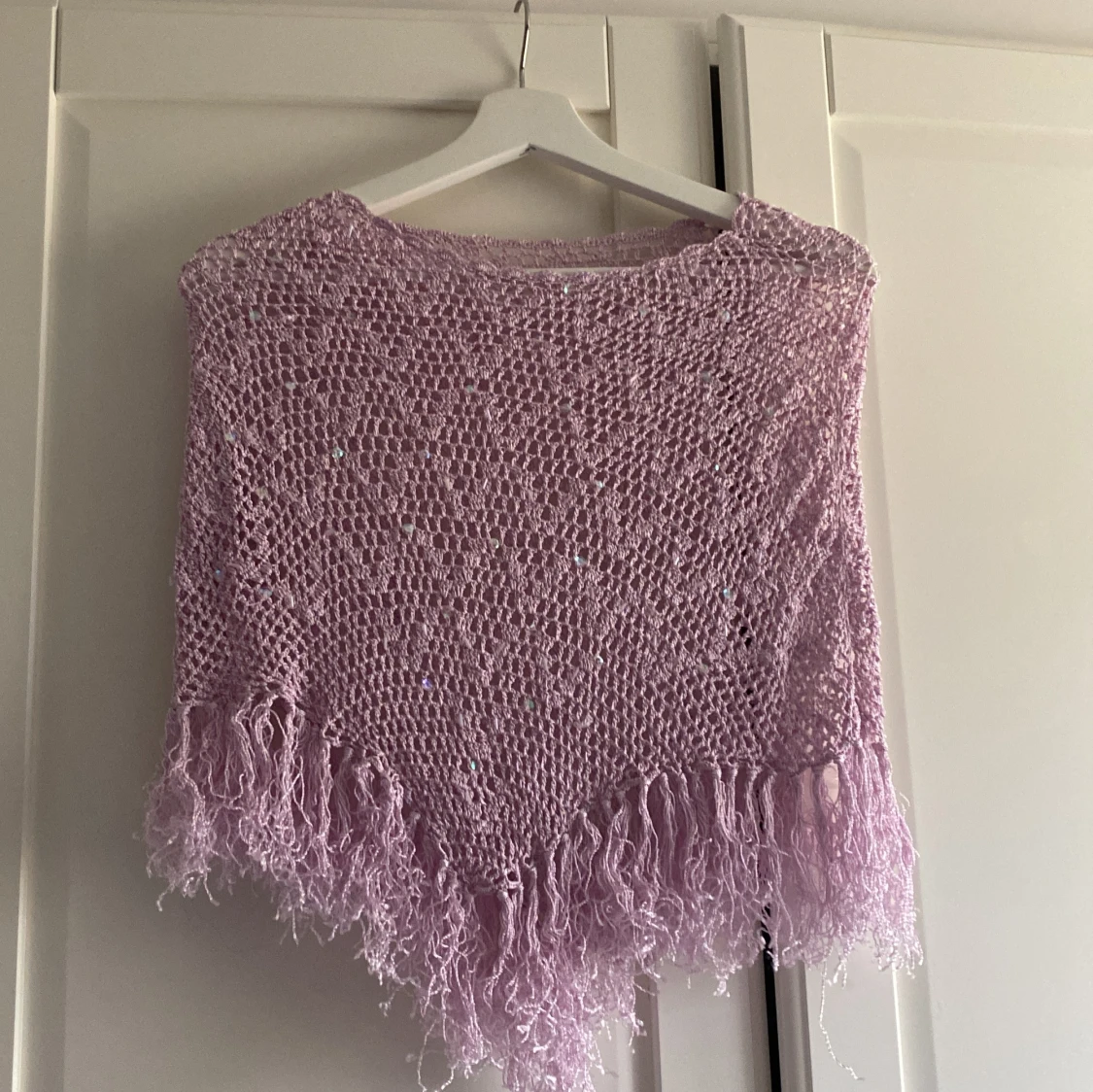 Ljuslila virkad  poncho med paljetter