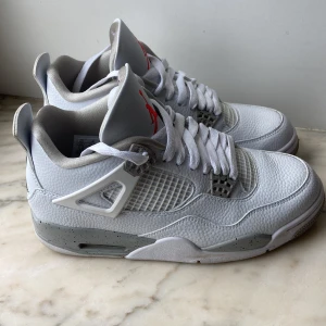Jordan 4 white oreos (bud) - Jordan 4 white oreo, Säljer pga av att jag köpt nya skor för sommaren. (Använda en sommar) crease protectors ingår