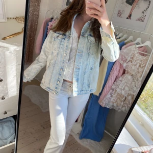 Jeansjacka zara - Ljusblå jeansjacka från Zara, toppen skick