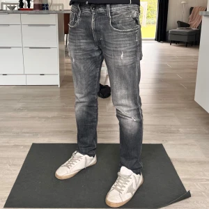 Replay anbass jeans - Gråsvarta Replay anbass jeans i perfekt skick. Storlek 31/32. Personen på bilden är medelstor och 179 lång. Postas samma/en dag efter köp. Vid köp under påsklovet kan Posten ta längre tid. 