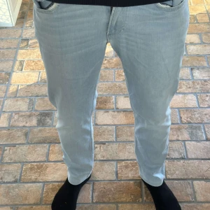Replay Jeans  | Ljusblå  | Storlek: 32/32 - Tja. Säljer nu dessa replay jeans i färgen ljusblå. Jeansen är i mycket gott skick och inga synliga skavanker finns med. Modell: Anbass | Passform: Slim fit. Vid funderingar hör av er //TKTL_Resell
