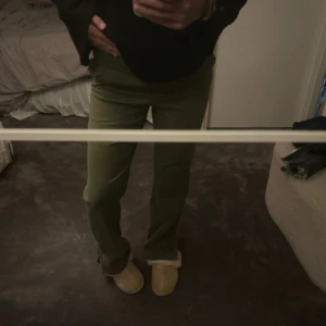 Designbysi gröna jeans - Liknade byxor till de virala h&m jeansen! Storlek S med en slits ner till!! Lappen är kvar och allt då de alldrig är använda