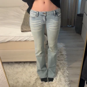 Low waist jeans  - Sjukt snygga jeans från weekday/cheap monday. Lappen är kvar, och dem är helt slutsålda.💓💓😇kan byta om någon har dem i en mindre storlek, typ 26/32 eller 25/32💓dessa är 27/32, obv jag är 170 lång✨✨