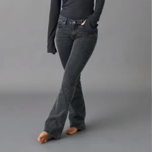 Svarta bootcut jeans från Gina tricot - Snygga svarta bootcut jeans från Gina! De har en klassisk femficksdesign och en bekväm passform. Perfekta för en stilren look. Original pris 500 kr. Använda mycket men inga tecken på defekter🩷