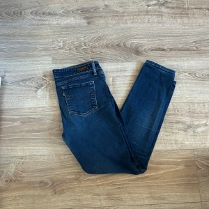 Levis jeans  - Ett par jeans i topp skick med snygg tvätt. Storleken är 30/32. Nypriset på dessa jeans ligger på runt 1000kr. Längden på byxorna är 89cm och midjan 38cm jämför gärna med ett par egna. Hör av er vid frågor! (Postar inom 24h)