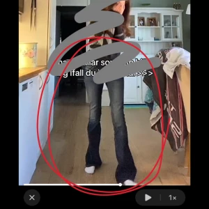 Blå bootcut jeans - Snygga blå bootcut jeans med klassisk femficksdesign från weekday 🤍 storlek 26/34 på hemsidan men kan också bäras i 25/34. Mina förra favoriter satt välanvända och har ett litet tecken på en slitning men inget tydligt alls 🤍 org pris: 590kr så ca 50% billigare än nya 🤍