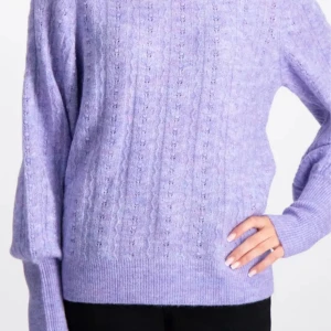 Lila tröja  - Jätte fin nästan helt o använd tröja från märket scotch & soda.  Ny pris 999kr storleken är barn storlek och är därför i en så kallad storlek 16.