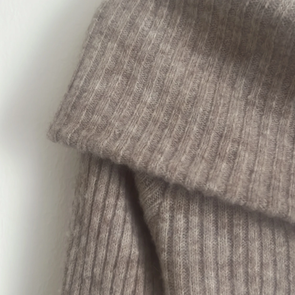 Beige ribbad offshoulder tröja från H&M - 2