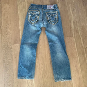Unika True religion  - Säljer ett par blå true religion jeans perfekta till sommaren. Straight passform! De finns några lagningar och några fläckar som jag inte får bort inget som direkt syns. Helt unika och perfekta för sommaren