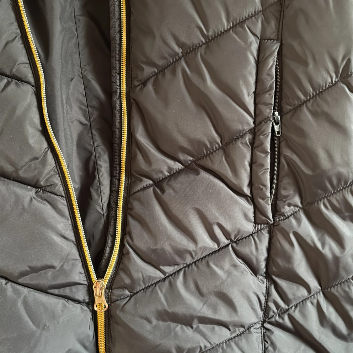 Svart quiltad jacka från Svea - 3