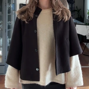 Svart poncho/cape  från H&M - Slutsåld och eftertraktad poncho/cape från hm. Den är i använt skick och har lite lösa trådar, men dessa syns knappt när man har på sig den, bara om man kollar nära💕