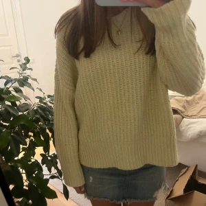 Gul stickad tröja från Zara - Säljer en mysig gul stickad tröja från Zara. Tröjan har en avslappnad passform med långa ärmar och en rund halsringning. Perfekt för vår och sommar!!