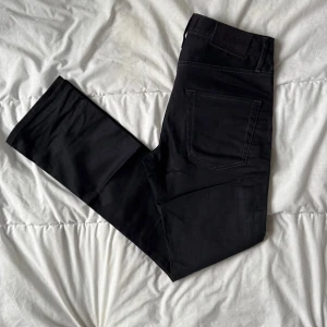 Jack&Jones Clarke jeans - Hej! Säljer nu dessa klassiska jeans från Jack&Jones då de kom aldrig till användning. De är svarta med rak passform. Perfekta nu till våren. Funkar både för formella och avslappnade stil 🙌. Tveka inte att höra sv er vid funderingar 🤝 :).
