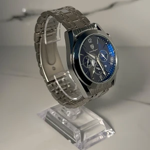 Elegant silverfärgad klocka 40 mm - Snygg och stilren herrklocka med en SVART urtavla och flera små urtavlor för extra funktioner. Klockan har ett robust armband i silverfärgat stål och en klassisk spänne. Perfekt för den som vill ha en elegant accessoar. BOX, EXTRA LÄNK och LÄNKJUSTERARE medföljer! PRISET KAN DISKUTERAS VID SNABB AFFÄR!