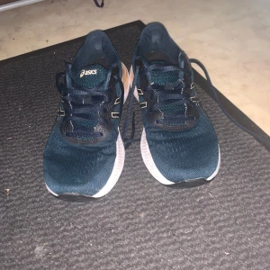 Mörkblåa Asics löparskor med guldiga detaljer - Lite smutsiga men inte slitna. Väldigt sköna springskor strl 39,5                                          Uppsala (kan såklart frakta)