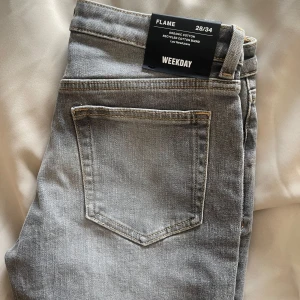 Weekday jeans - Säljer nu mina helt nya weekday jeans så dom inte passade😇 dom är i en flare modell och i medel till lågmidja🥰 skriv om ni ha frågor