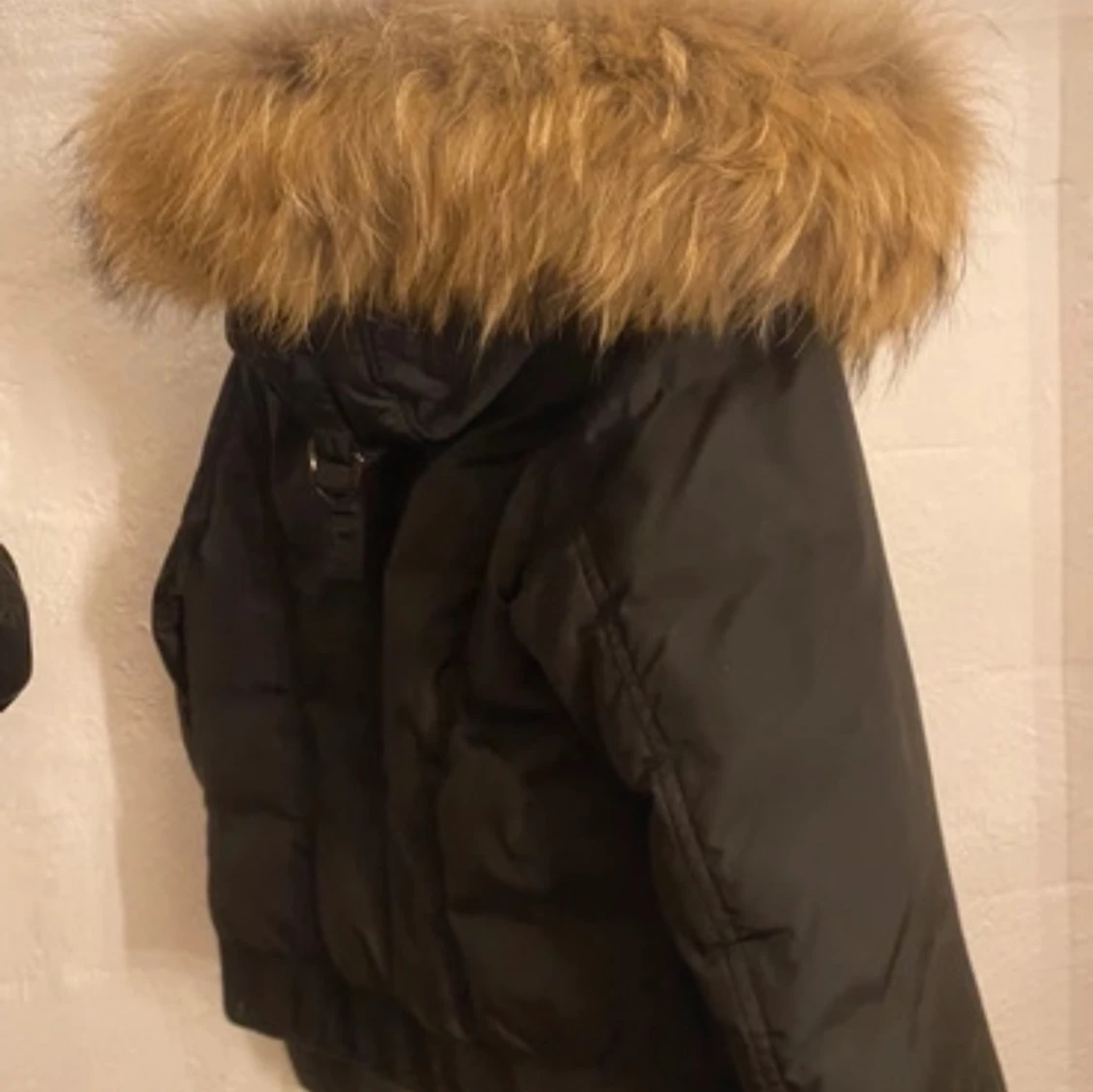 Svart dunjacka med päls från Hollies - 1