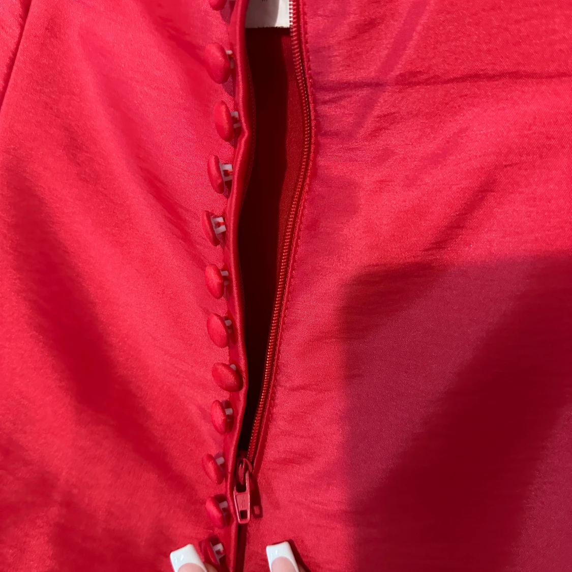 Röd långklänning med dekorativ detalj - 2