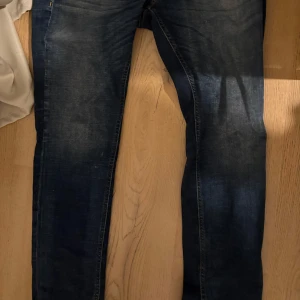 Mörkblå jeans från Jack & Jones - Snygga mörkblå jeans från Jack & Jones med en klassisk design. De har en normal passform och är tillverkade i bomull för en bekväm känsla. Perfekta för en avslappnad stil.  W30 L30 nypris ca 950