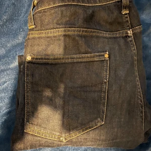 TIGER OF SWEDEN - Jeans slim fit ( Style: IGGY) - Ett par feta Tiger Of Sweden jeans som har en passform av slim fit. Storlek 29/32 och färgen ser lite kosntig ut på bilden men den är mörkblå med nyanser av grå. Säljer då den blivit för liten, använd ett par gånger, skick 8,5/10
