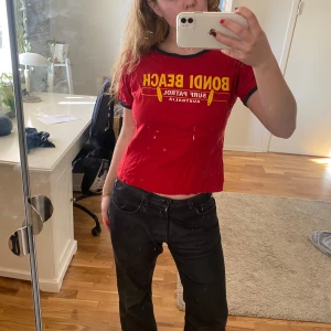 Riktig vintage Bondi Beach T-shirt - Jätte smickrande röd Bondi Beach T-shirt. Toppen är designad och printad i Australien. Storleken är XL men skulle säga att den passar S/M.