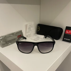 Ray-Ban boyfriend med kvittot  - Ett par riktigt snygga tonade solglasögon i modern boyfriend från Ray-Ban. | Dom är i riktigt bra skick och har inga repor eller liknande. | Det som ingår i köpet är solglasögonen, ett fodral, kvitto, en liten Ray-Ban bok typ och en rengörings duk man kan putsa glasögonen med. | Det är bara att höra av sig om man har några frågor☀️☀️☀️