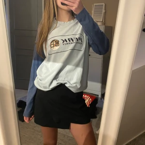 Blå långärmad tröja från Peak Performance - Säljer en stilren långärmad tröja från Peak Performance i blått. Tröjan har ett tryck på framsidan och är perfekt för en avslappnad stil. Passar bra till både jeans och kjol. Tröjan är i m jag har oftast xs-s🫶🏼