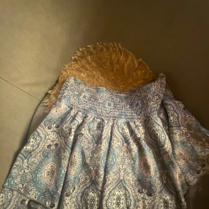 Mönstrad blå kort kjol - Supersöt kortkjol till sommaren med ett fint mönster. Perfekt till en solig sommardag