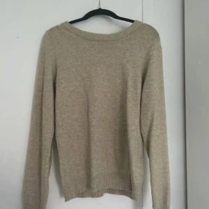 Beige stickad tröja från Vila - Supermjuk beige stickad tröja från Vila i storlek XS, funkar absolut som S! 