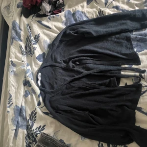 Mörkblå kofta lager 157 - Mörkblå kofta me långa ärmar och knytband framtill från lager 157. Oanvänd men tyvärr är den inte min still💞