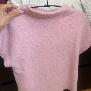 Rosa stickad t-short - Superfin och i bra skick förutom att den är liiite nopprig och därav säljer jag den väldigt billigt