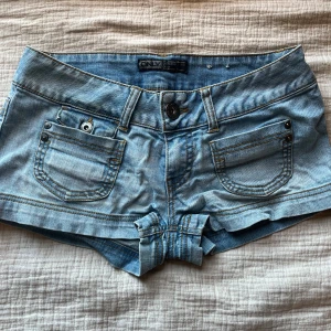 Low waist jeansshorts - As snygga low waist jeansshorts från only! Shortsen är köpt begagnade men i bra skick! Säljer då dom inte kommer till användning längre men inget fel på dom! kontakta privat för frågor, bilder, pris o mm💞