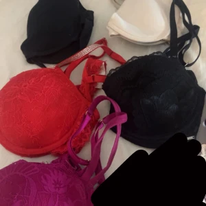 Flera olika bhar - Bild 2 Lindex bh vit och svart 70B 50kr styck Bild 3 Lindex svart spets bh 80C 150-100kr.           Bild 4 Shein röd spets bh med glittriga band 75B runt 50kr                                                                Bild 5 Rosa intimissimi 70D runt 300kr