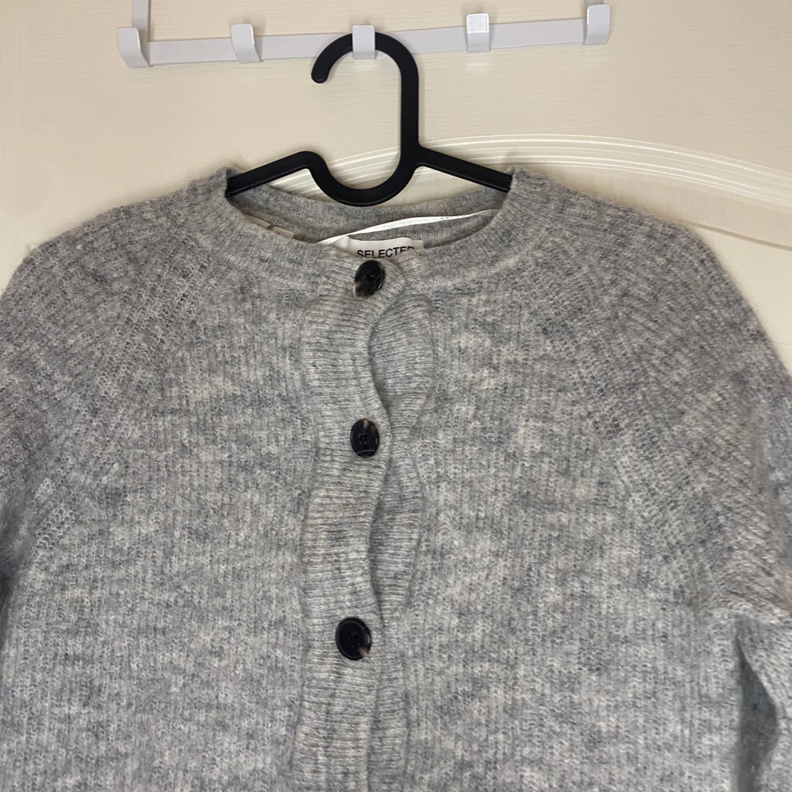 Grå stickad kofta från Selected Femme - 1
