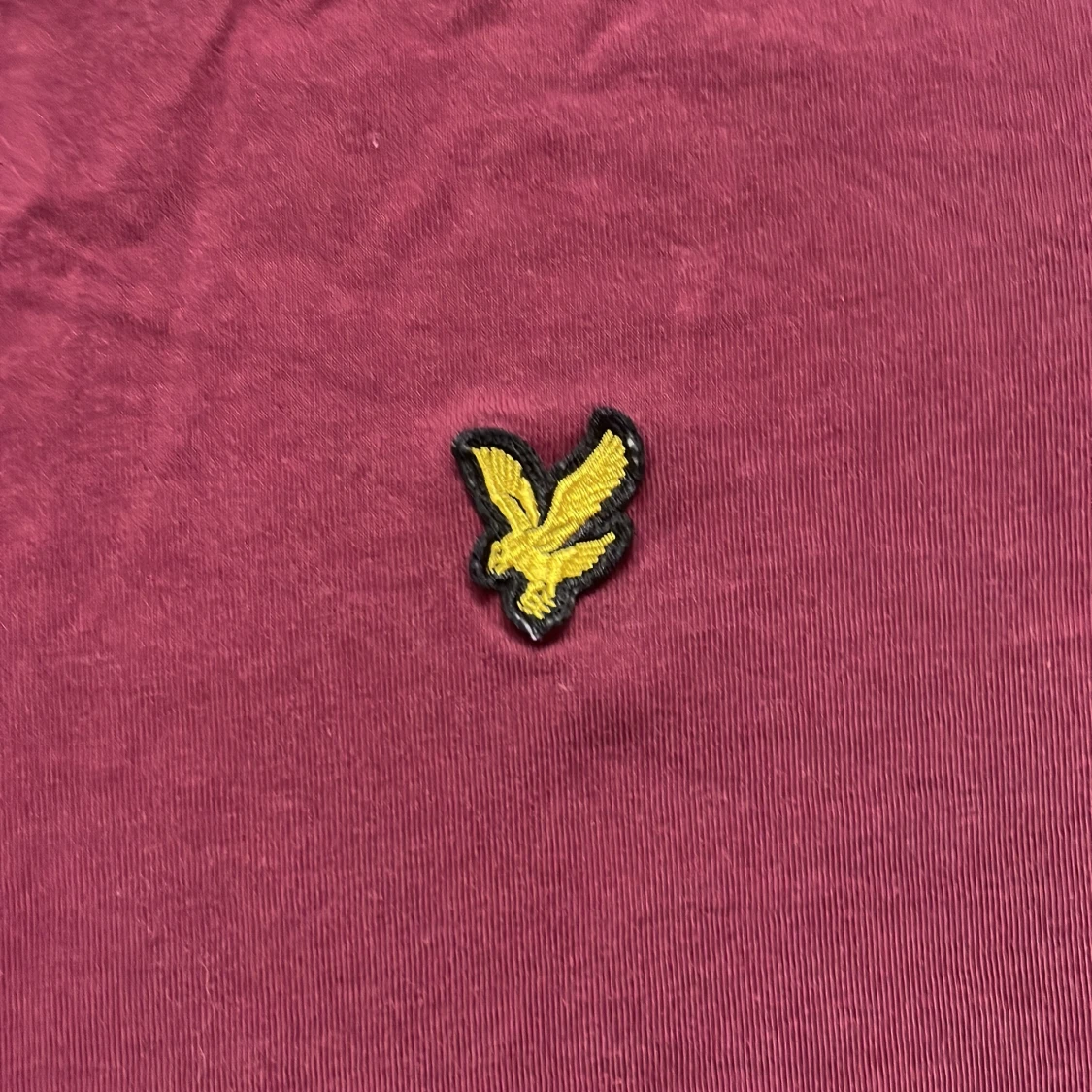 Vinröd t-shirt från Lyle & Scott - 2