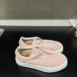 Rosa Eytys skor  - Rosa eytys köpta här från plick, passade inte mig så säljer de därför. Inte mina bilder🥰Ser knappt använda ut. 