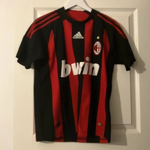 AC Milan Adidas fotbollströja L - Säljer en ac Milan tröja 08-09.